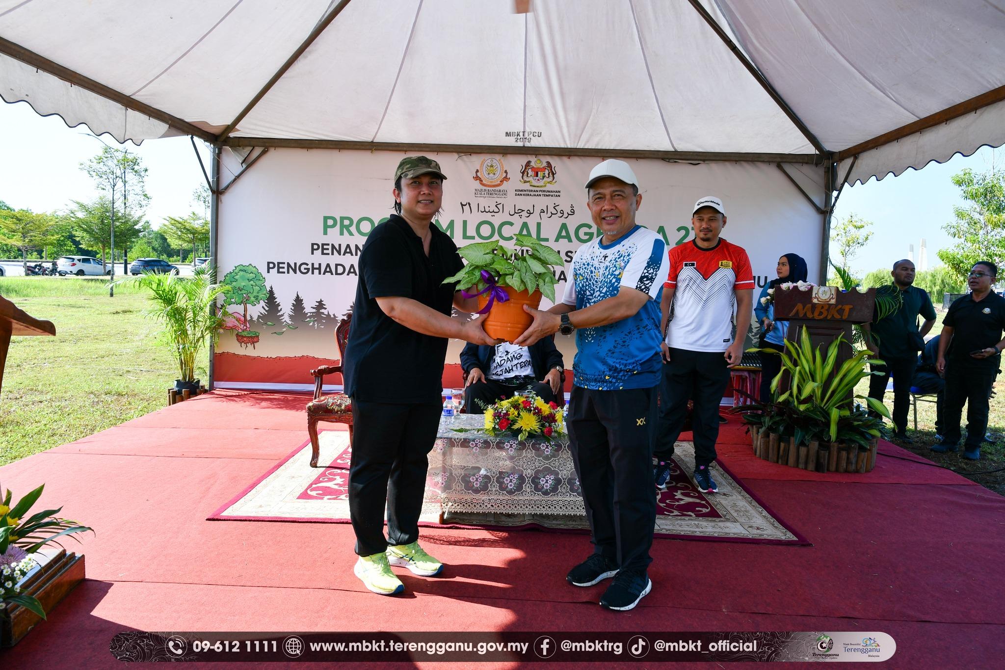 LOCAL AGENDA 21: PENANAMAN POKOK TEDUHAN DI TAMAN AWAM KUALA NERUS