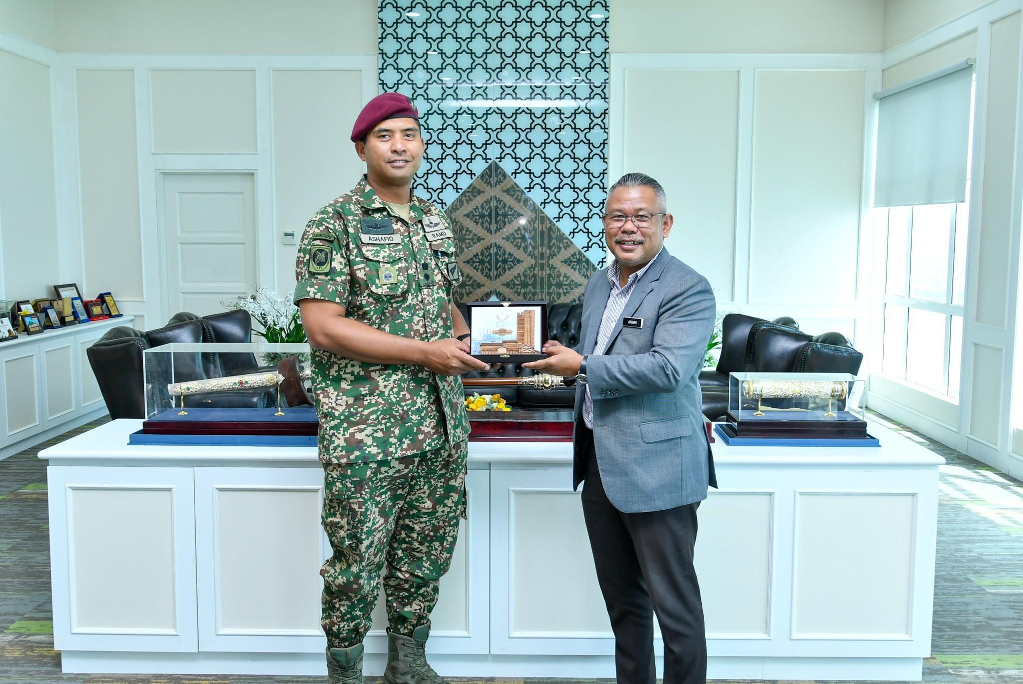 KUNJUNGAN HORMAT REJIMEN ASKAR MELAYU DIRAJA KE MBKT