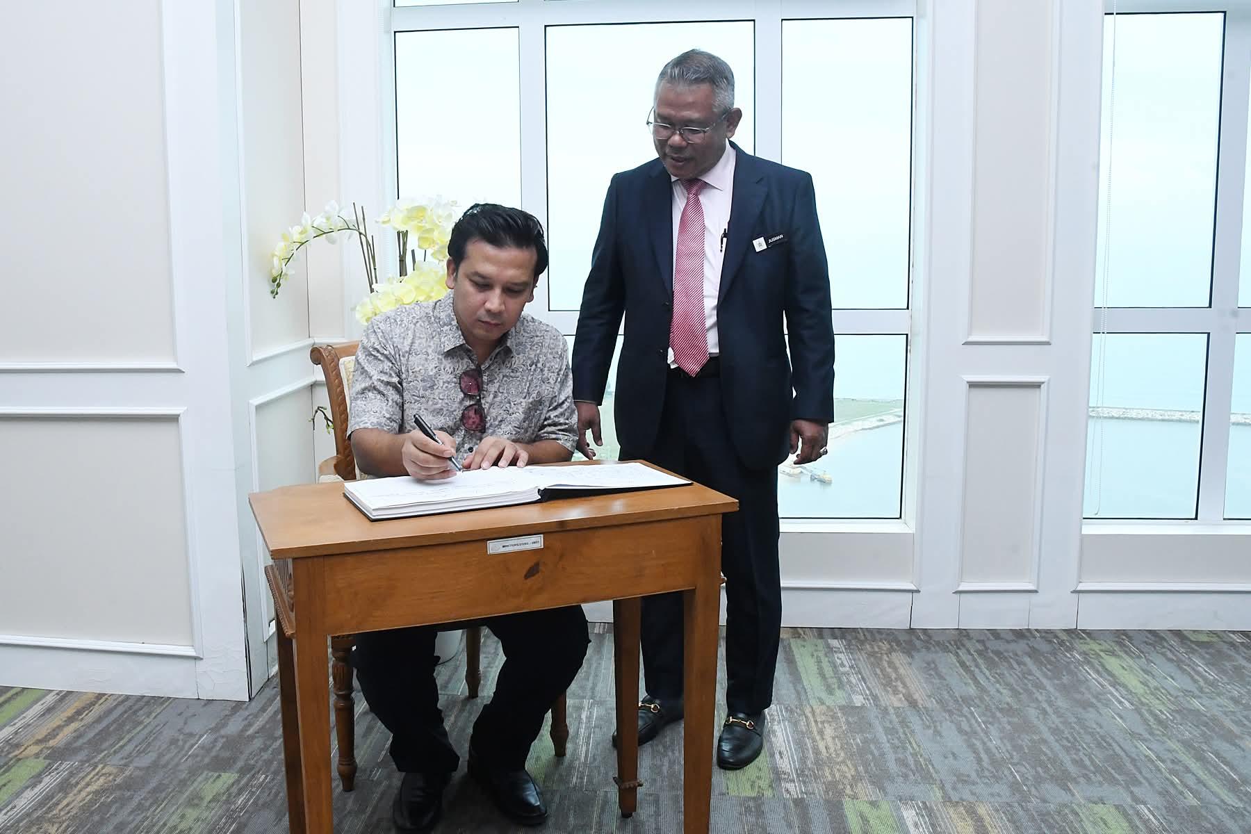 KUNJUNGAN HORMAT DARIPADA MAJLIS DAERAH SIK, KEDAH